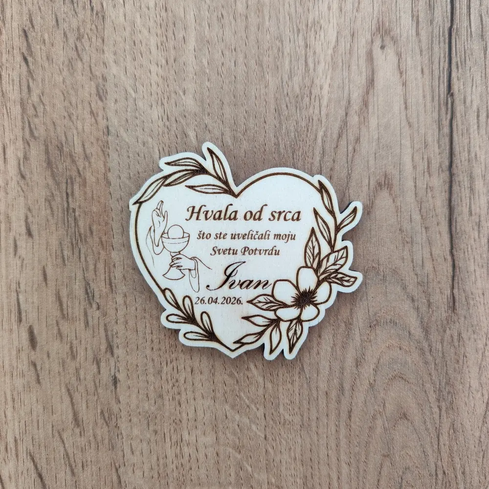Drvena magnet zahvalnica za svetu potvrdu u obliku srca s cvjetnim motivom
