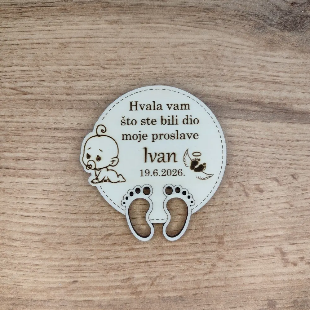 Personalizirani drveni magnet za krštenje s imenom i datumom