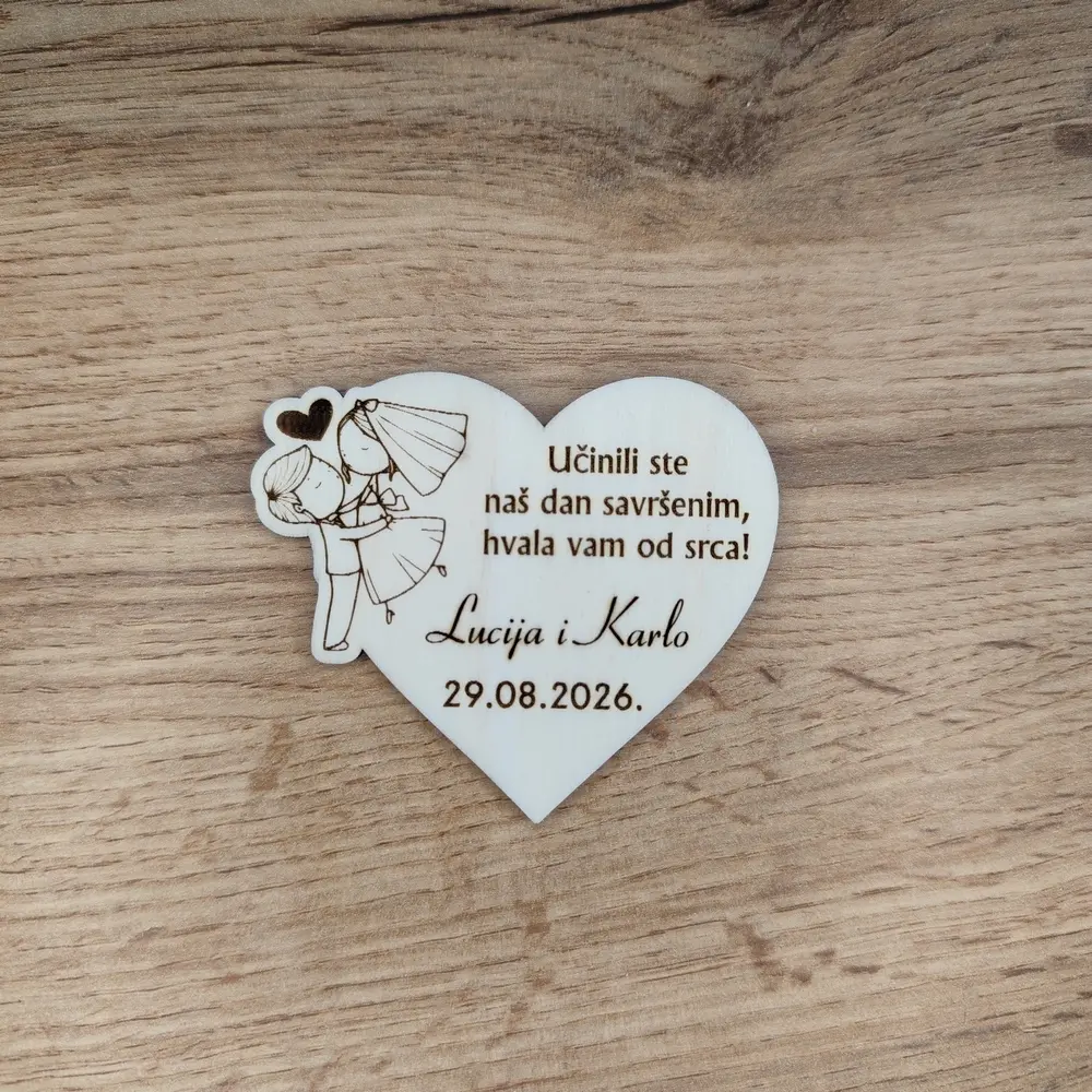 Drveni magnet za vjenčanje u obliku srca s gravurom mladenaca i personalizacijom