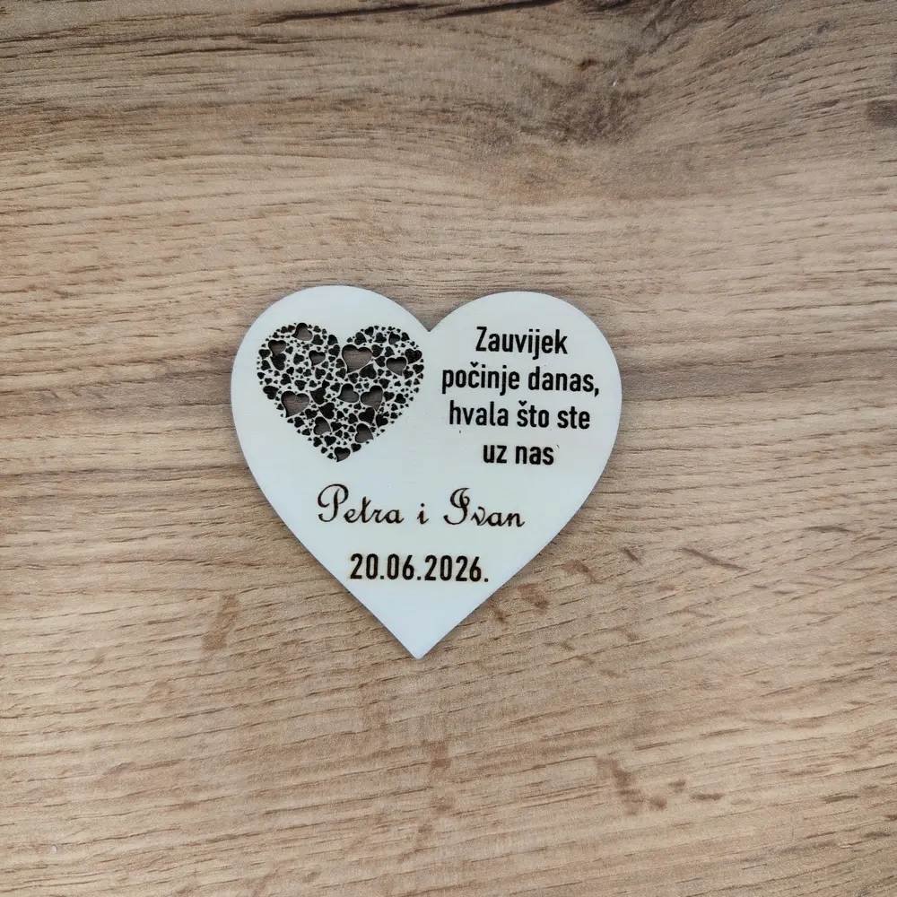 Drveni magnet u obliku srca s personaliziranom gravurom