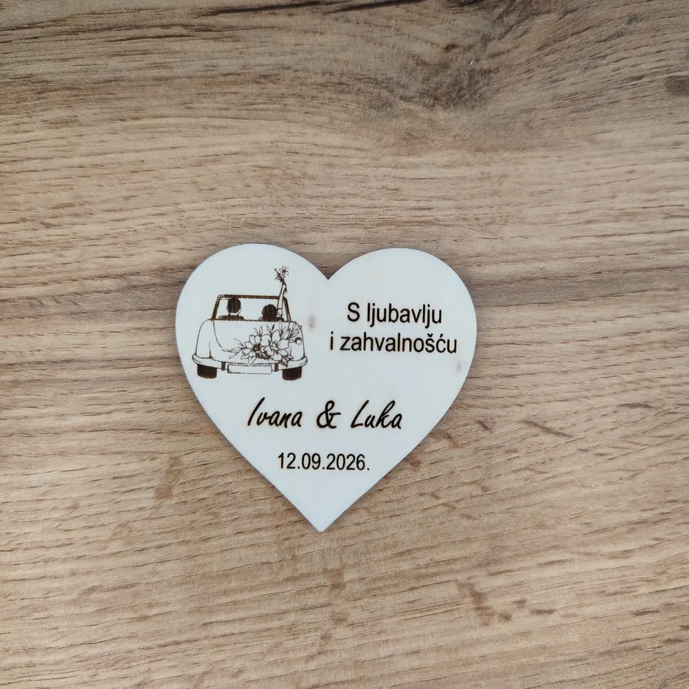 Personalizirani drveni magnet za vjenčanje s motivom automobila mladenaca i gravurom